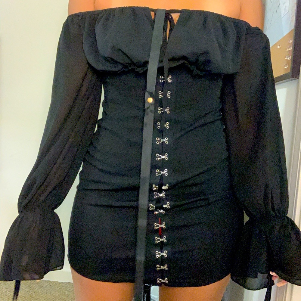 Black chiffon sleeve hook & este body con dress